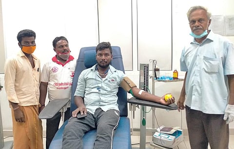 Nagaraj and Jayaraman’s ‘Uthiram Nanbargal Kuzhu’ have been providing blood donation services in and around Perambalur for the past five years | Express