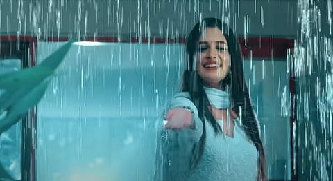 Thejaswini Sharma in 'English Manja' (Photo | YouTube)