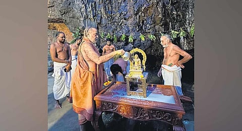 Sri Shankara Vijayendra Saraswathi Swamigal, pontiff of Kanchi Kamakoti Peetam, performs puja at Kapila Theertham in Tirupati. (Photo | Express)