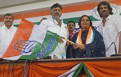 Kannada star Shivarajkumar’s wife Geetha Shivarajkumar joined Congress on Friday.