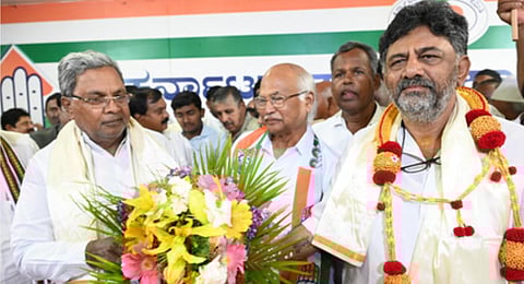 Kudligi MLA NY Gopalakrishna joins the Congress in the presence of party leader Siddaramaiah and DK Shivakumar, in Bengaluru on Monday.(Photo | Nagaraja Gadekal)