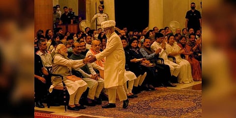 Prime Minister Narendra Modi being greeted by Shah Rasheed Ahmed Quadri as he arrives to receive Padma Shri for Art during Padma Awards 2023 ceremony. (Photo | PTI)