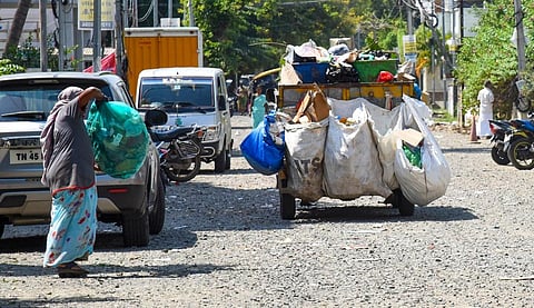 Sanitation workers collecting waste from residents staying at Thillai nagar in Tiruchy | M K Ashok Kumar