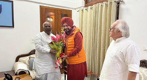 Navjot Singh Sidhu with Mallikarjun Kharge (Photo | Twitter)