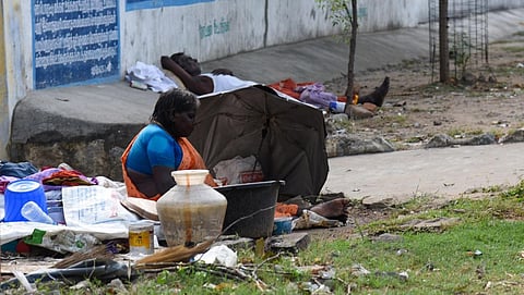 The homeless by the side of Amma Mandapam Road in Tiruchy. (Photo | MK Ashok Kumar, EPS)