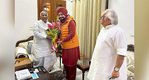 Congress leader Navjot Sidhu meets party chief Mallikarjun Kharge. (Photo | PTI)