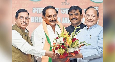 Former AP CM Kiran Kumar Reddy joins BJP in the presence of Union minister Pralhad Joshi and party’s Karnataka in-charge Arun singh in New Delhi on Friday. (Photo | Shekhar Yadav)