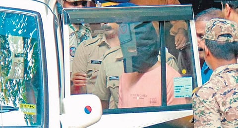 Elathur train arson case accused Shahrukh Saifi being taken to Maloorkunnu AR police camp from the Kozhikode Chief Judicial Magistrate Court on Friday. (Photo | Express)