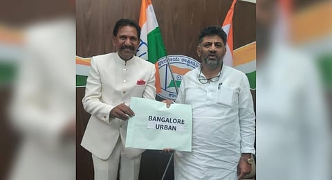 Independent candidate Yousuf Sharieff aka KFG Chikad Babu with DK Shivakumar