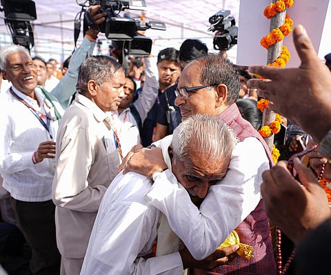 Emotional scenes at Bhopal airport as Chief Minister Shivraj Singh Chouhan sees off the first batch of pilgrims on Sunday. (Photo | EPS)