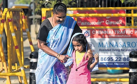 A women covers her daughter’s head with her saree in Chennai on Sunday | P Ravikumar