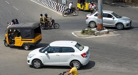 Vehicles moving uncontrollably due to the absence of traffic signal at the junction near Aristo bridge in Tiruchy| M K Ashok Kumar