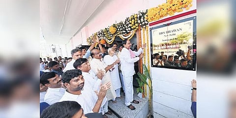 Chief Minister K Chandrasekhar Rao inaugurating the BRS central office at Vasant Vihar in Delhi on May 4.
