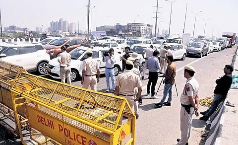 Police personnel at Ghazipur border as farmers enter Delhi to extend support to the protesting wrestlers at Jantar Mantar | Parveen Negi