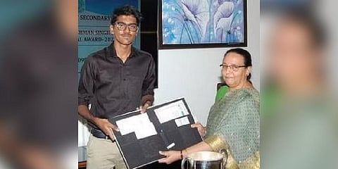 CBSE chairperson Nidhi Chibber presenting the award to Farhan at the board’s HQ in New Delhi on Friday
