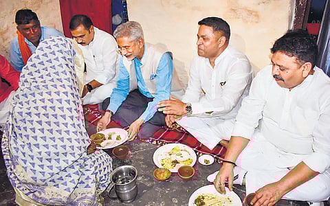 External Affairs Minister S Jaishankar has a meal at the residence of BJP’s Varanasi booth president Sujata Ghosia in Varanasi on Sunday. (Photo | PTI)