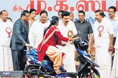 Chief Minister MK Stalin giving away assistance at Government Engineering College in Karuppur, Salem, on Sunday | V Sakthi