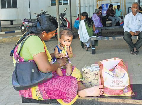 Women along with babies struggle to feed their babies in the absence of a dedicated feeding room in Tiruchy Collectorate on Monday | M K Ashok Kumar