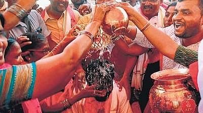 Residents of BK Reddy Colony in Mahabubnagar perform palabhishekam to Excise Minister V Srinivas Goud