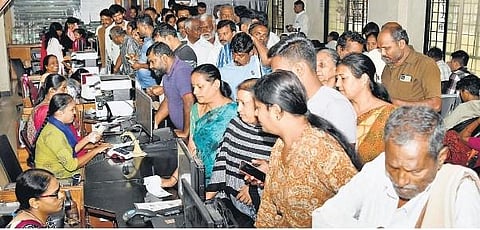 People throng the BengaluruOne centre to register for the Gruha Jyothi scheme, in JP Nagar, Bengaluru.