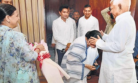 Mamata Banerjee seeks blessing of Lalu Prasad in Patna on Thursday. (Photo | PTI)