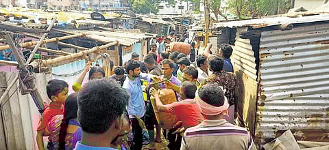 Last batch of residents at Chitra Nagar in Kotturpuram leaving for new homes in Maraimalai Nagar | special arrangement