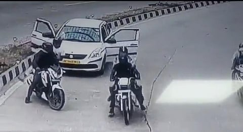 Four men can be seen intercepting a car and looting Rs 2 lakh in Delhi. (Photo | Videograb)