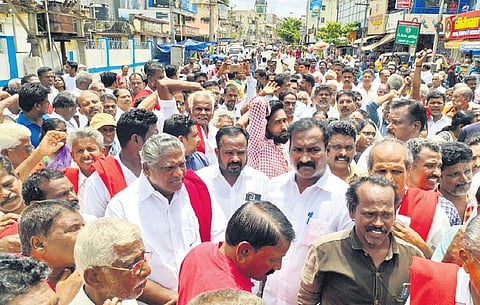 Traders, CPI members stage a protest in Pattukkottai demanding action against the police team that interrogated the jeweller | express
