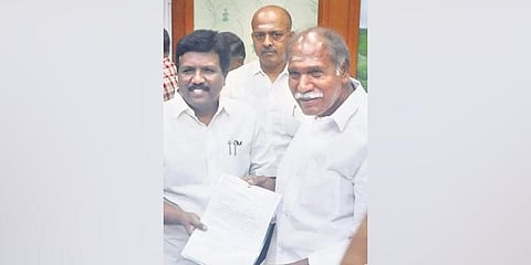  VCK MP D Ravikumar submitted a petition to Pondy CM N Rangasamy on archakas appointment | Sriram R 