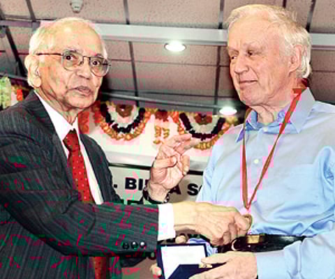Prof CR Rao (left) presenting a gold medal to Nobel Laureate Prof AJ Leggett at the BM Birla Science Centre in Hyderabad (File photo)