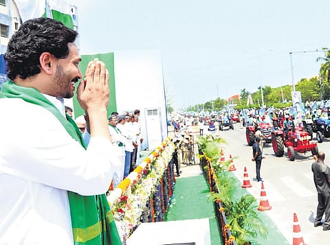 Chief Minister YS Jagan Mohan Reddy greets the farmers at the launch of second phase of YSR Yantra Seva scheme in Guntur on Friday I Express