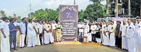 Parishioners staging protest of the ‘living dead’ in front of Poomala church in Thrissur on Sunday | express