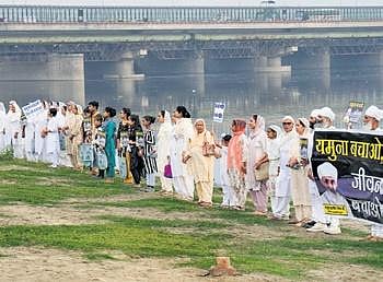 A large number of people gathered along the Yamuna river banks to form a human chain. (Photo | Express)