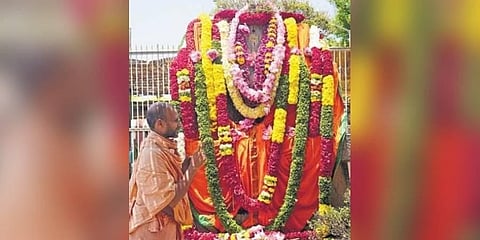 Pontiff of Uttaradi Mutt Sri Satyatma Teertha Swamiji performing puja to Brandavana of Sri Raghuvarya Teertharu at Nava Brandavana Nadugadde on Tuesday | Express