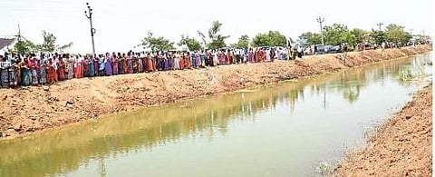 Thousands of villagers line up the Kaleshwaram canal to offer Laksha Janaharati in Suryapet district on Wednesday