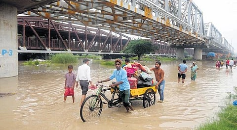 People living in low-lying areas near Yamuna relocate to safer places | Shekhar yadav