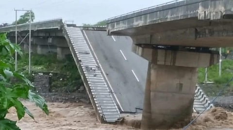 The bridge over the Malan river connecting Kotdwar with Haridwar and Dehradun collapsed on Wednesday night due to strong flow of water.