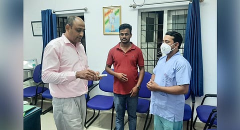DSP Pradeep Kumar takes back money collected by ward boy Waahid (in blue)on behalf of Dr Ramchandra. (Photo | Express)