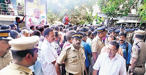 Scores of people thronged Puthupally House to pay tributes to former chief minister Oommen Chandy who died in the early hours of Tuesday. (Photo | Vincent Pulickal)