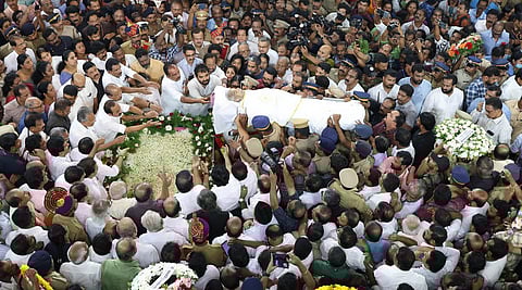 Mortal remains of senior Congress leader Oommen Chandy being brought to Durbar Hall from the Puthuppally House in Thiruvananthapuram. (Photo | B P Deepu, EPS)
