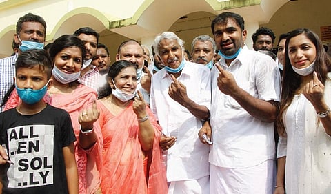 Oommen Chandy with family after casting their votes in 2021 assembly polls. (Photo | Express)