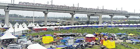 People living in low-lying areas at makeshift shelters after their houses were submerged in the floodwaters of the swollen Yamuna river (Photo | EPS)