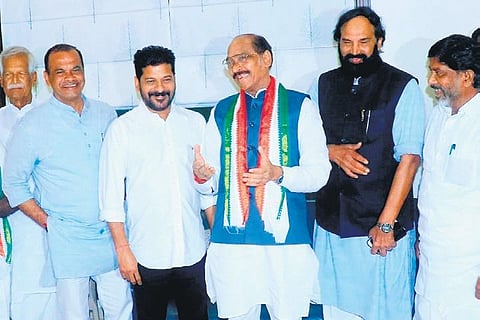Senior Congress leaders at the luncheon meeting hosted by TPCC star campaigner Komatireddy Venkat Reddy at his residence in Hyderabad on Wednesday. (Photo | Express)