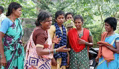 Family members of Shankar mourn his loss after a Common krait snakebite in Alleri hills (Photo | S Dinesh, EPS)