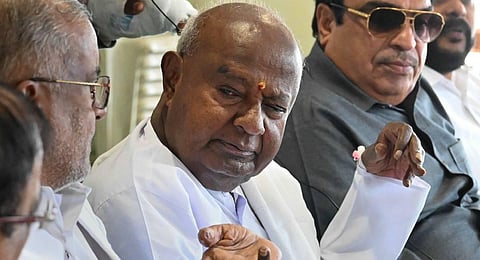 JD(S) supremo HD Devegowda with the party's Karnataka President CM Ibrahim (right) and other leaders during a press conference in Bengaluru. (Photo | PTI)