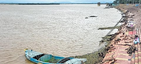 Swollen river Godavari at Kotilingala Ghat in Rajamahendravram | Express