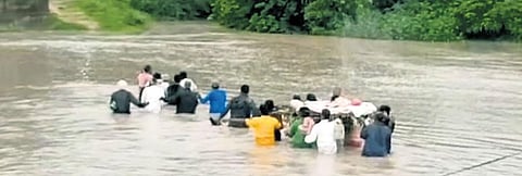 The relatives carry the body of Balaiah for cremation at Vechereni in Siddipet district