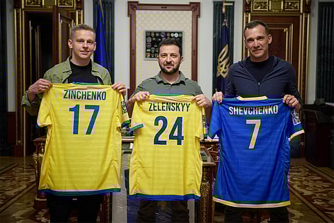 Ukranian international footballer Alex Zinchenko (L) and former Ukrainian international footballer Andriy Shevchenko (R) with Ukranian President Volodymyr Zelensky (C). (AFP)