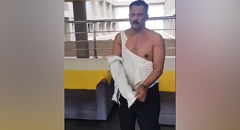 DY Patil High School Principal Alexander Coates being assaulted by a mob. (Photo | Gayatri Kachhawa Twitter)