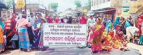 Women SHG members block Cuttack-Nuagaon highway at Kathagola Chowk | Express
